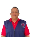 Voluntario de la Fundación Hogares Claret con chaleco institucional