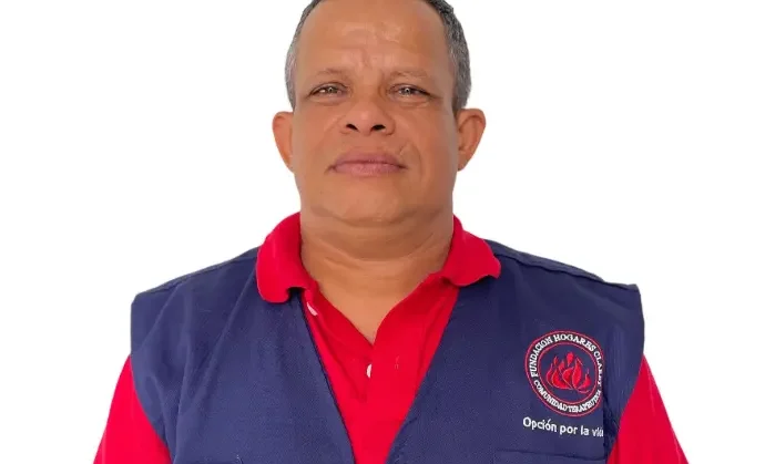 Voluntario de la Fundación Hogares Claret con chaleco institucional