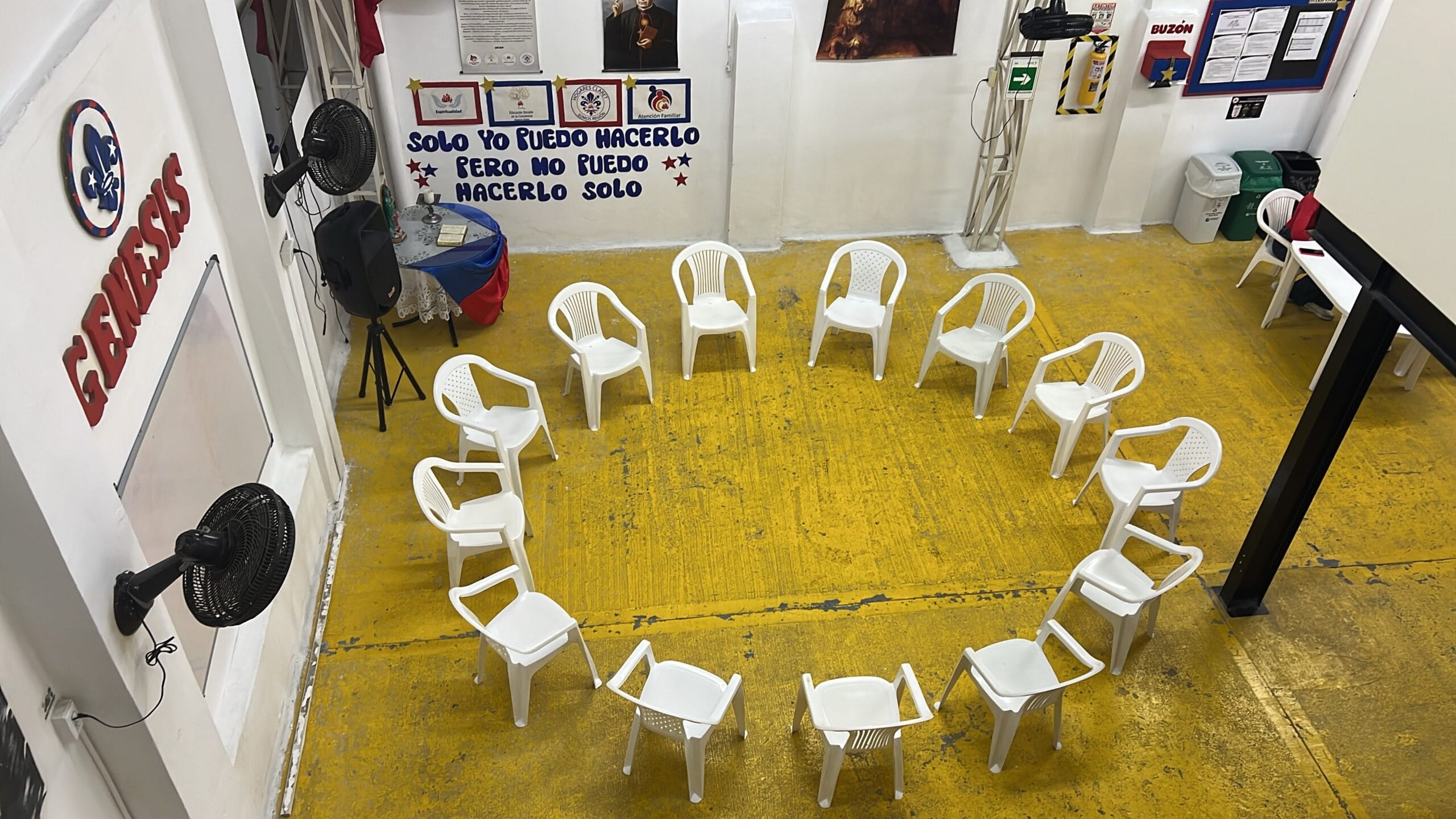 Círculo de sillas del encuentro terapéutico