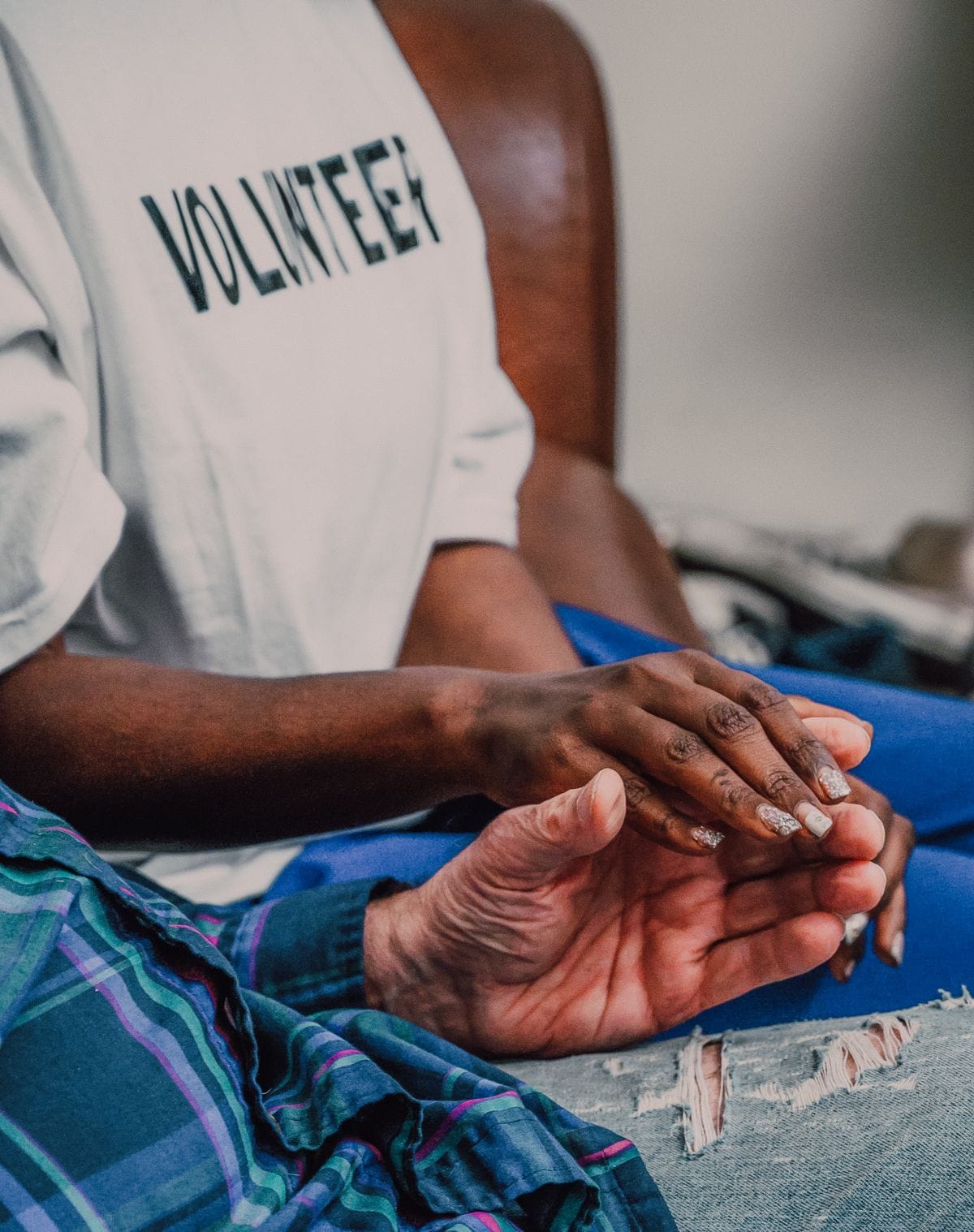 Acompañamiento voluntario — manos que sostienen Acompañamiento voluntario — manos que sostienen
